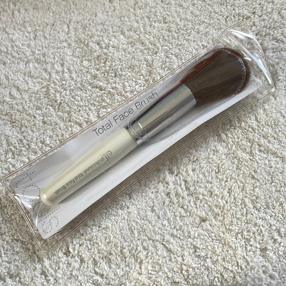 ELF Other - ELF makeup total face brush vegan cruelty free white cosmetics tool w cover